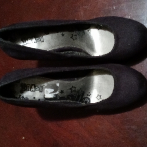 Shoes - Picture 2 of 3